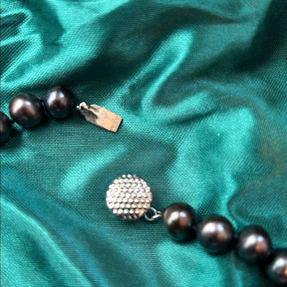 Elegant Black Pearl Necklace - Picture 3 of 4